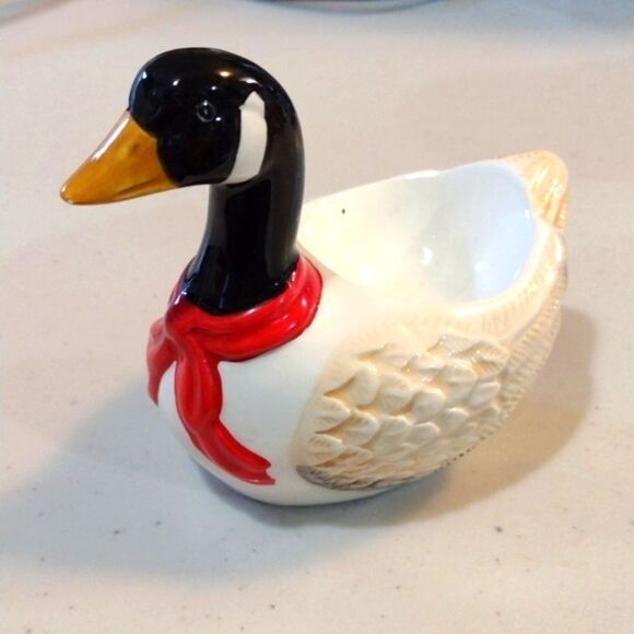 Set of 2 Ceramic Duck Novelty Egg Cups Black & White with Red Neckties - Picture 3 of 11